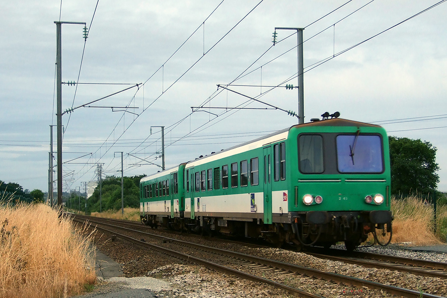Avec une lumière pas très forte, voici l' X 2143 en UM entre Saint Brieuc et Lamballe le 02.07.2008.jpg